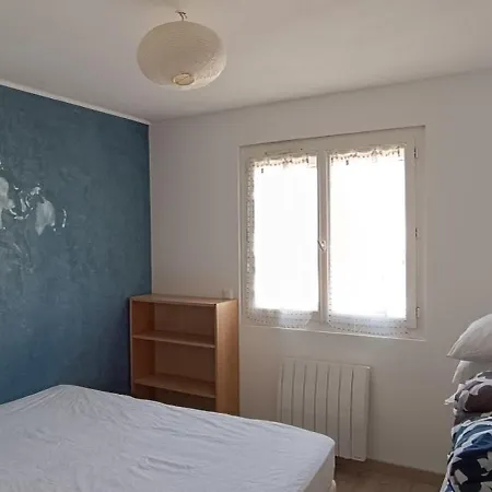 Apartment 2 Pieces A A 30 Metres De La *