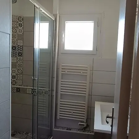 Apartment 2 Pieces A A 30 Metres De La